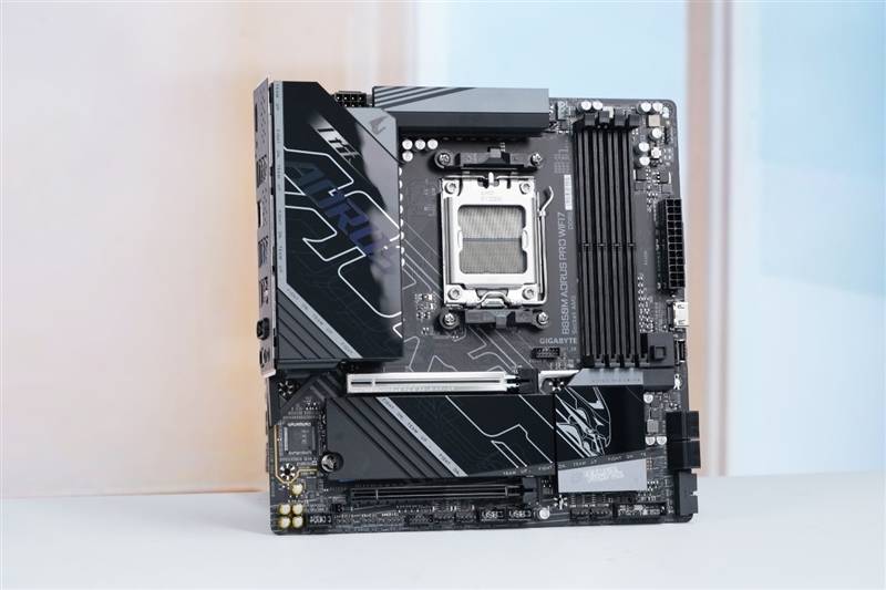 技嘉B850M AORUS PRO WIFI7电竞雕主板评测：230W性能内存一键提速、不输高端
