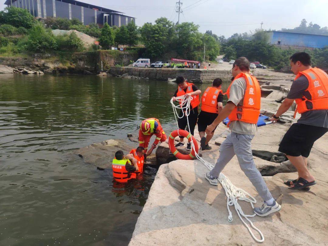 旧县街道开展防溺水应急救援演练