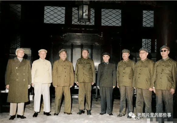 这是毛泽东唯一一次与将军穿着军装的将军的照