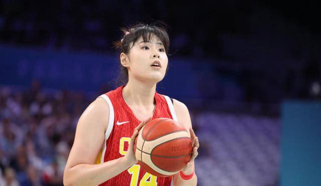 三场比赛两场拿0分！女篮第一中锋撞新秀墙：李月汝迷失WNBA！