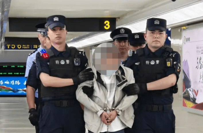 男子因琐事杀害恋人潜逃20年落网：辗转多地打零工，平时独来独往不敢与人争执 (图1)