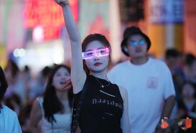 汪苏泷、胡海泉、徐佳莹等明星云集，周末的欢乐谷太火爆