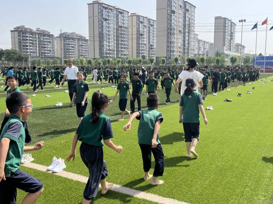 "足尖丈量阳光,童心圈住夏天"