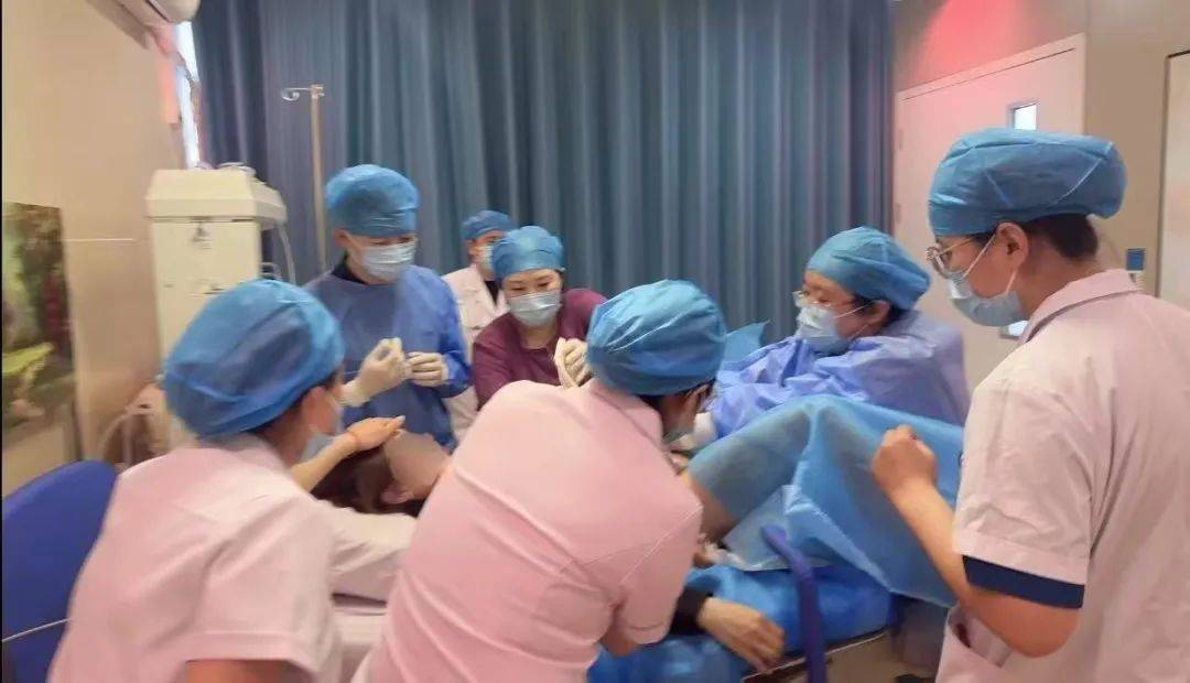 此次紧急接生,不仅展现了县人民医院产科医护团队专业规范的诊疗实力