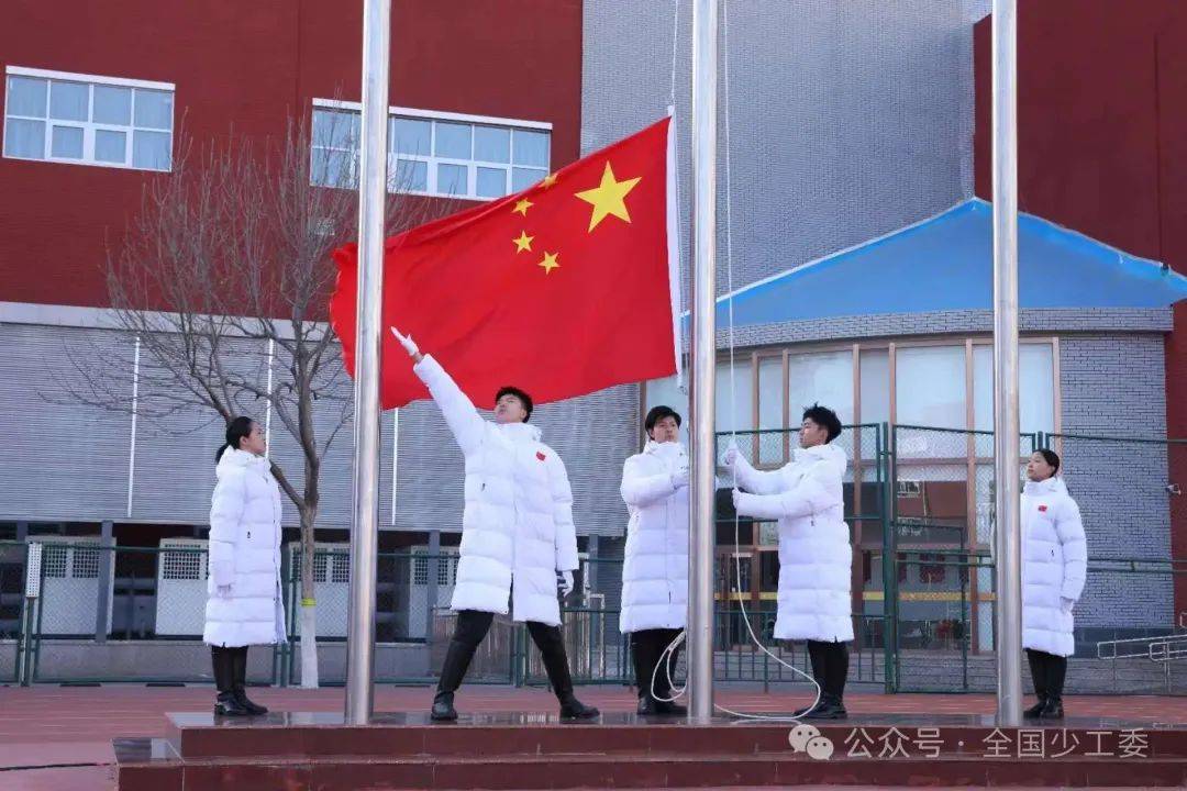 让星星火炬在新时代更加闪耀——写在中国少年先锋队第九次全国代表大会开幕之际？红领巾向新而行