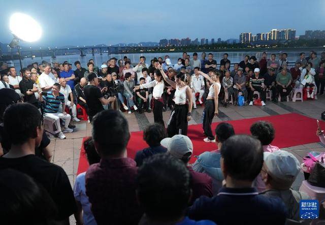 浙江温州:“街唱直播”唱响城市文艺新乐章 浙江温州:“街唱直播”唱响城市文艺新乐章