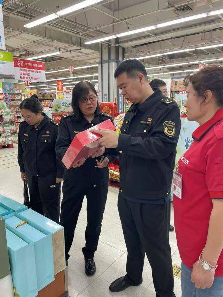 哈市香坊区市场监管局开展过度包装和“天价”粽子检查行动