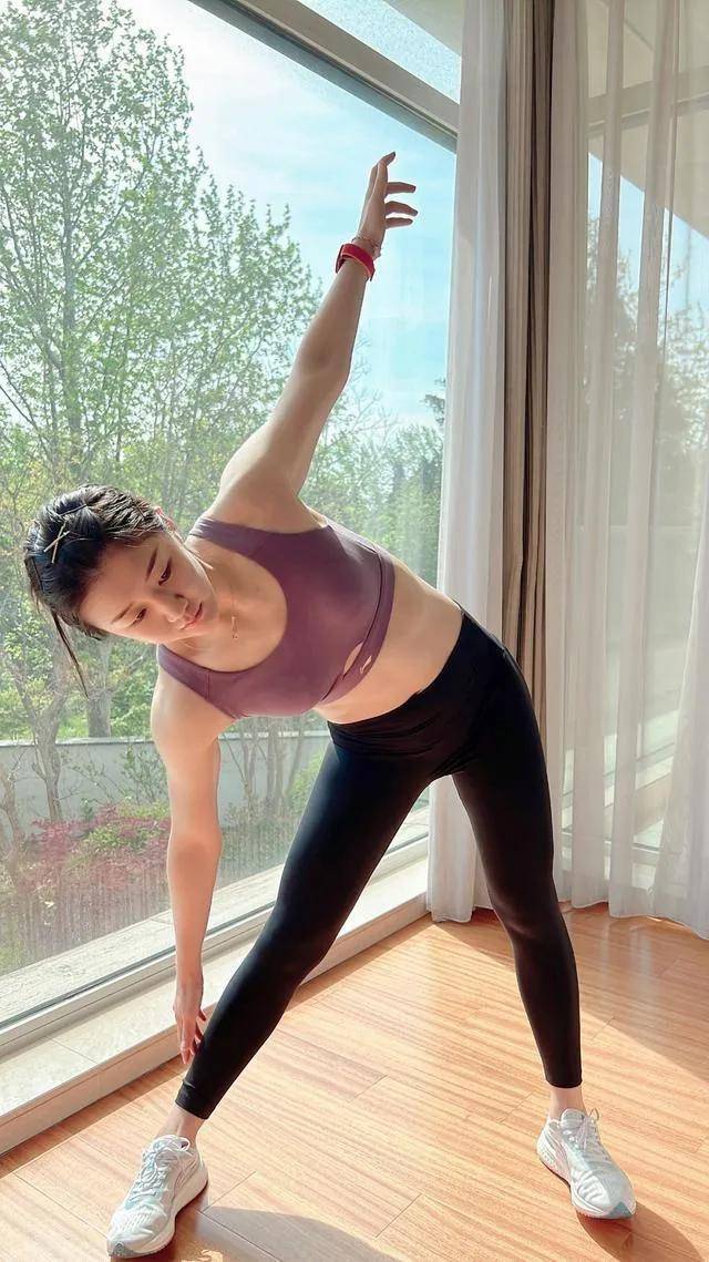 陈梦泳装造型曝光!抹胸露脐超短裙,秀出纤细四肢与完美身材