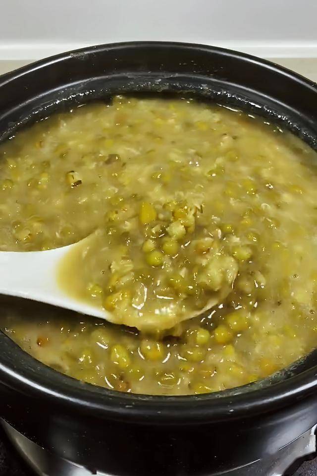 自从得了荨麻疹,我妈天天给我熬绿豆汤喝!