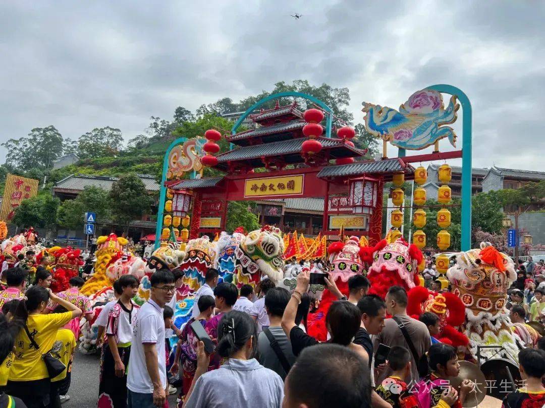 梧州今天迎来龙母诞辰大巡游民俗活动,场面非常震撼,线上40w 人围观