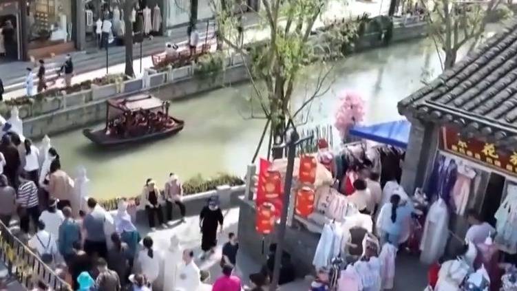 “比赛第一，友谊第十四”？火出圈的“苏超”不只有梗