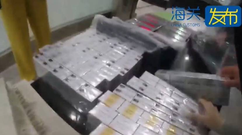 一名入境旅客行李箱发现异常，查获香烟10400支