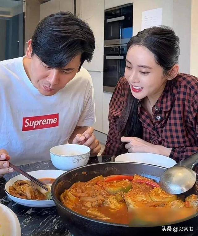 嫁中国老公8年不受欢迎，如今和李在明的一张合照，终于火了！