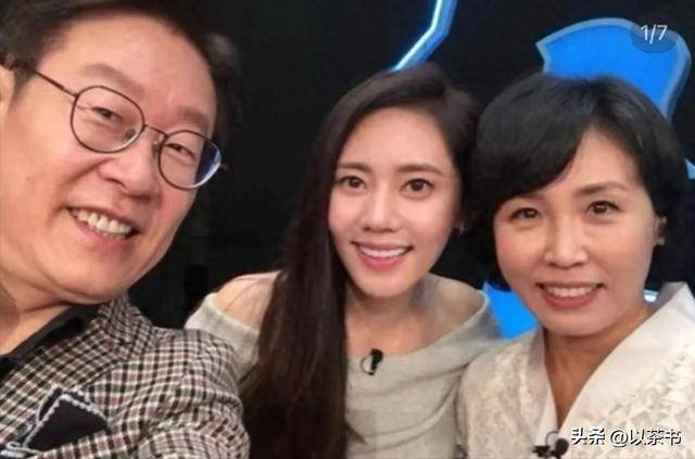 嫁中国老公8年不受欢迎，如今和李在明的一张合照，终于火了！