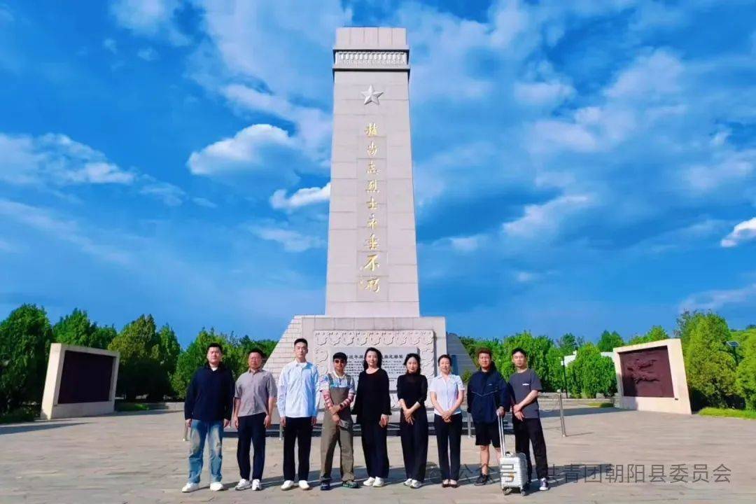 在讲解员的引领下,制作组参观了赵尚志烈士陵园,赵尚志将军故居