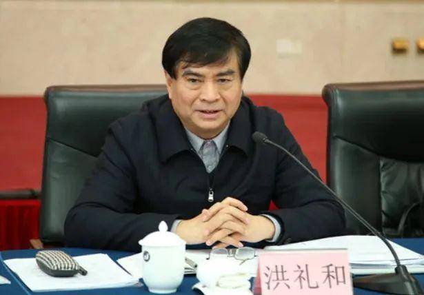 72岁洪礼和，搞团团伙伙、拉帮结派，私自阅看有严重政治问题的书籍，对待群众态度恶劣