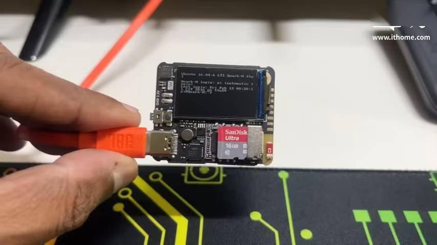 比护照照片还小的Linux计算机问世：自带屏幕、麦克风，功能强大