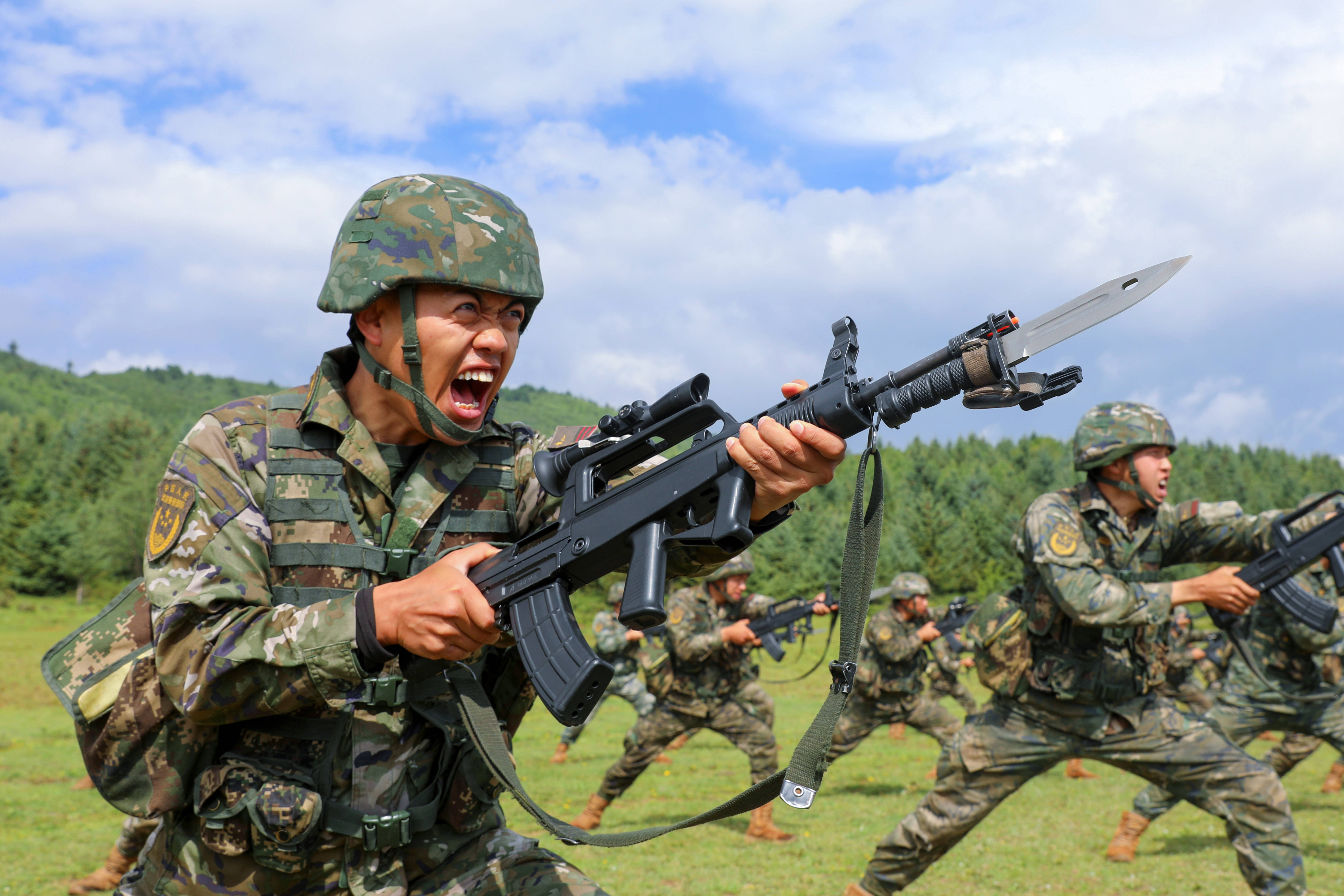 仲夏时节热浪涌 武警官兵练兵"芒"