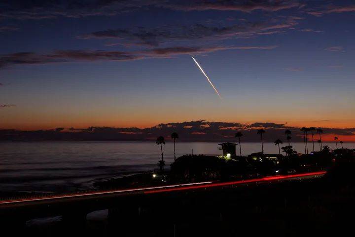 马斯克的“星链”卫星，突然大批坠落