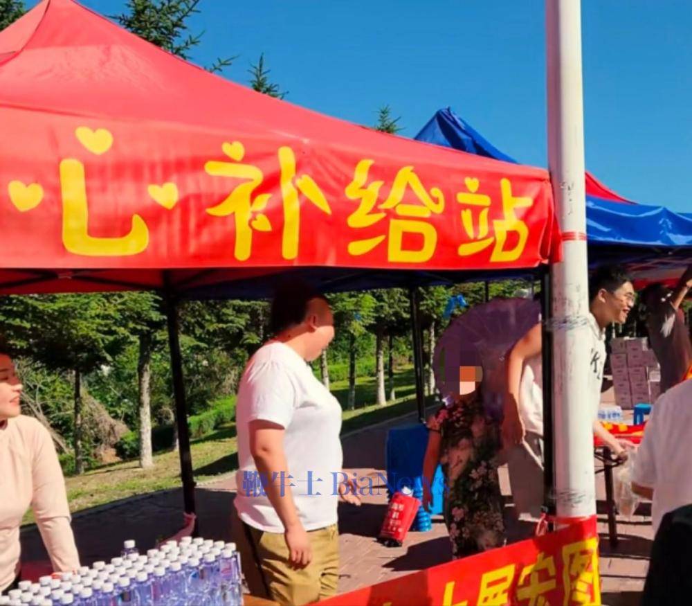 东北雨姐现身高考考点，为考生设置爱心补给站
