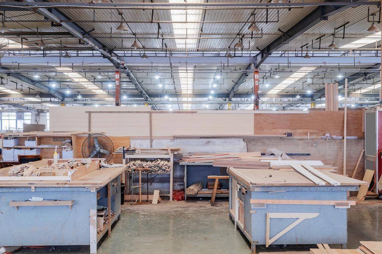 木制家具厂车间粉尘治理全攻略:从源头控制到高效净化