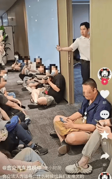 员工们情绪激动，大声拍打屋门要求还钱！烧光228亿融资的哪吒汽车上演围堵讨薪！与董事长方运舟爆发激烈争吵，质问“你这什么态度”，超2900人已经被裁员