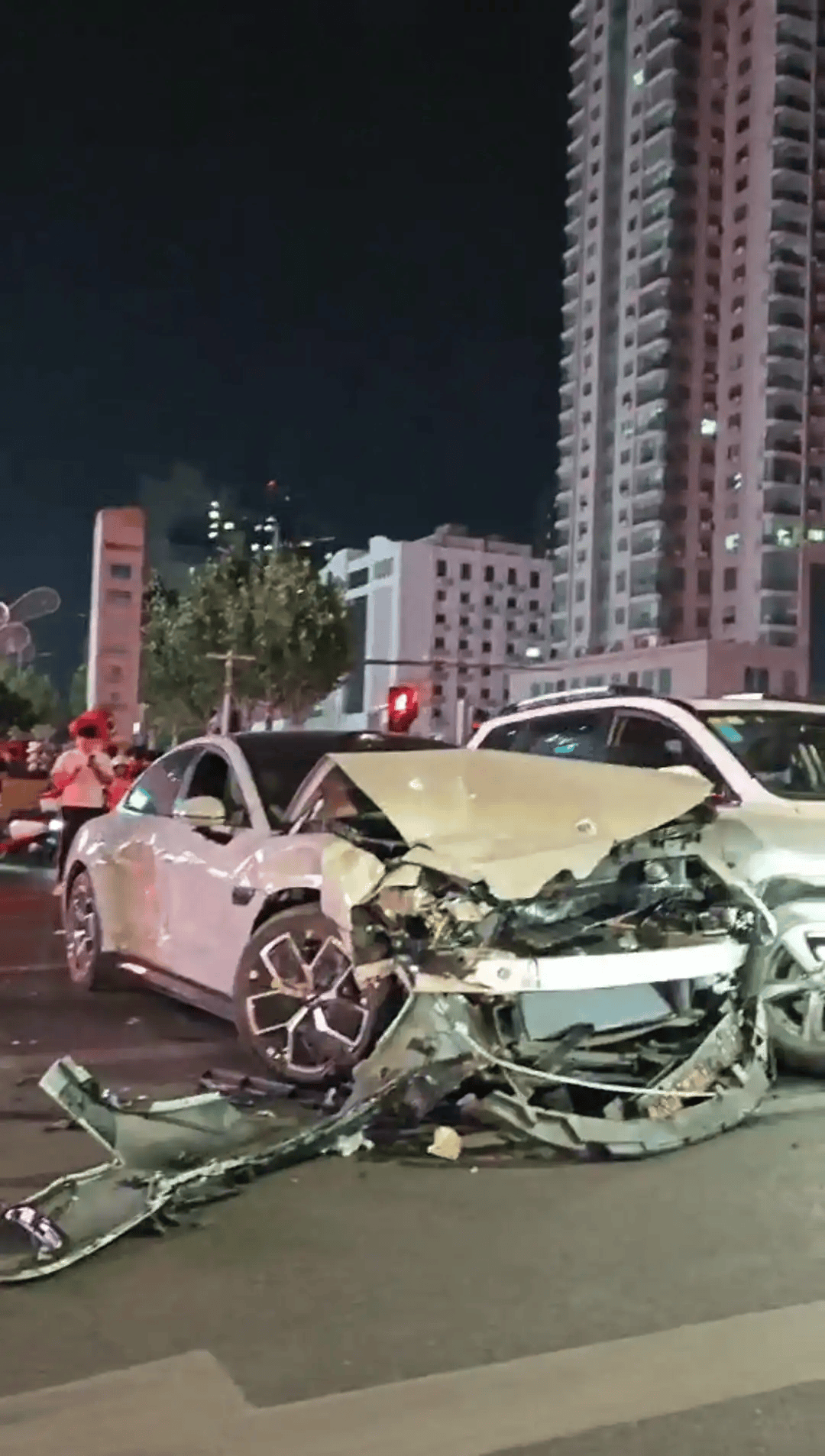 小米SU7又出事故，郑州街头连撞16辆车，司机已被控制