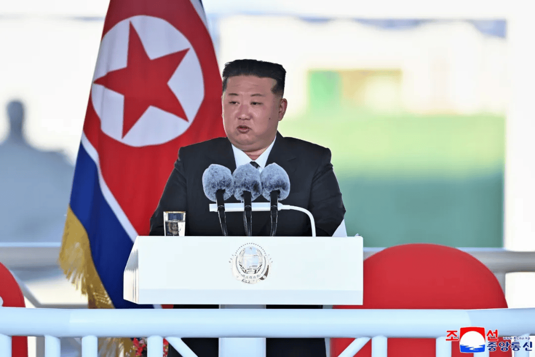 修好了！朝鲜发生重大事故驱逐舰再次下水，金正恩出席仪式，向指挥官授予“姜健”号的军舰旗