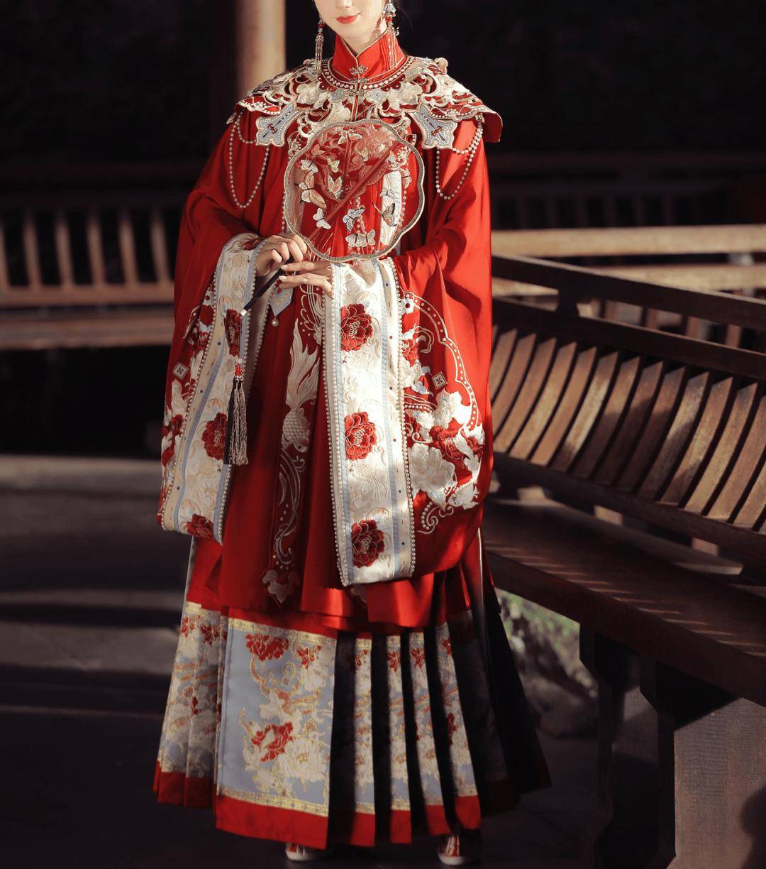 这也是汉服云肩的常见现象,云肩看似是附加的搭配配件,但在设计时被视