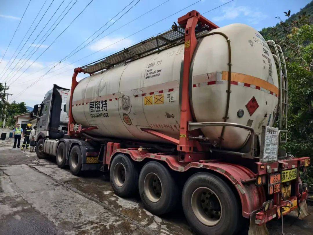 救援涪陵消防成功救援危化品槽罐车被困人员