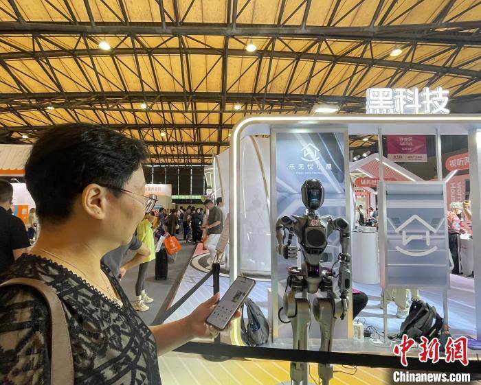 上海老博会：人形机器人“吸睛” 落地应用备受期待