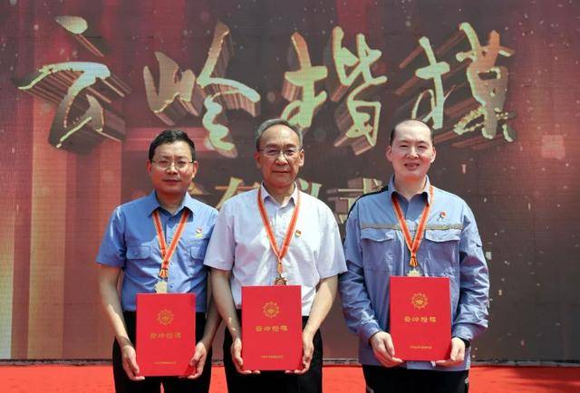 致敬!省委宣传部授予杨斌、闻明、徐成东同志“云岭楷模”称号_发展_云南_仪式