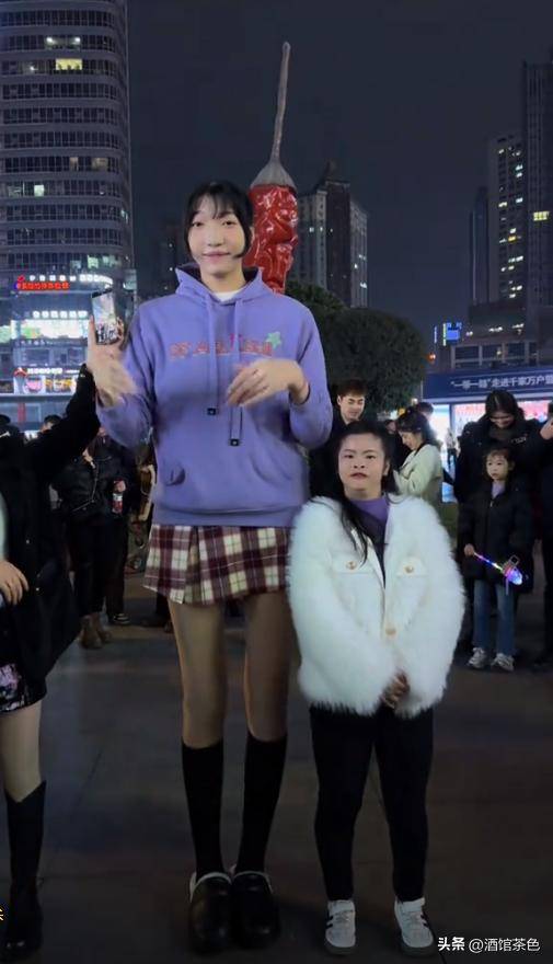 四川"女巨人"身高2.10米,恋上1.68米重庆小伙,未婚先孕引争议