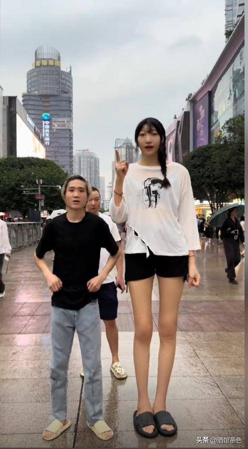 四川"女巨人"身高2.10米,恋上1.68米重庆小伙,未婚先孕引争议