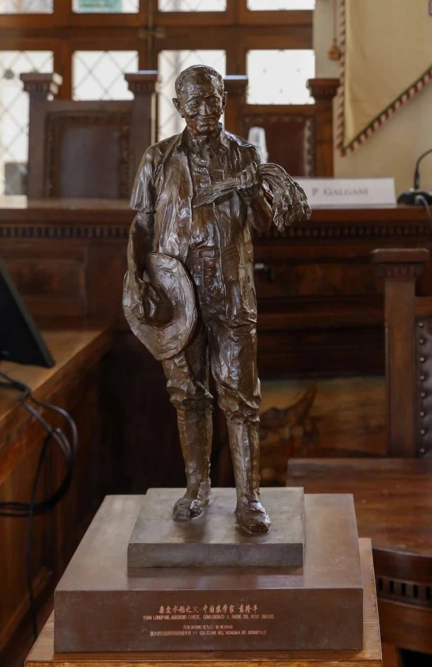 吴为山雕塑《袁隆平》被意大利自然科学院收藏