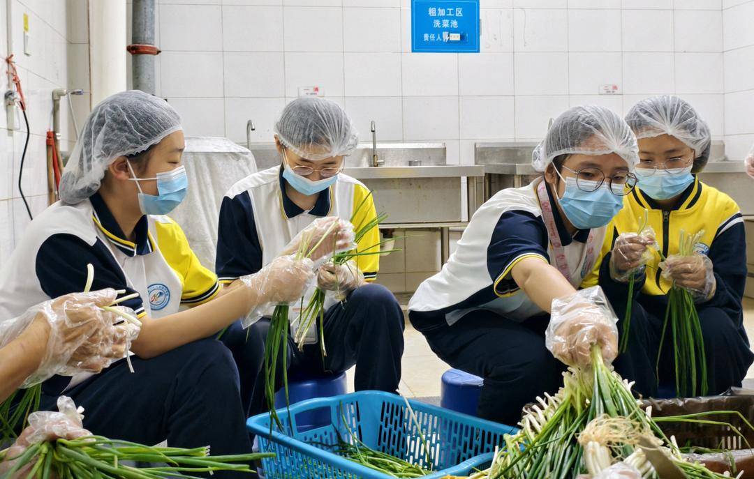 四川泸州一中学把食堂变"课堂":学生轮岗当"帮厨",切菜掌勺样样试