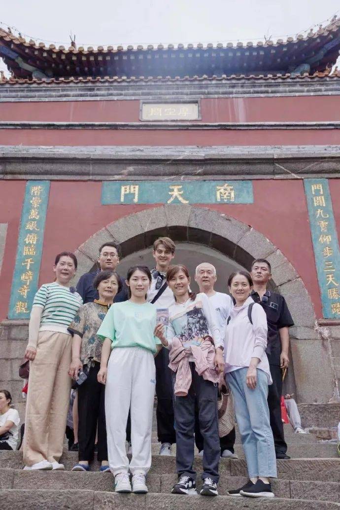 48岁偶像剧男星寻亲成功，回山东老家收麦子生啃大葱：上次这么快乐奔跑还是小时候