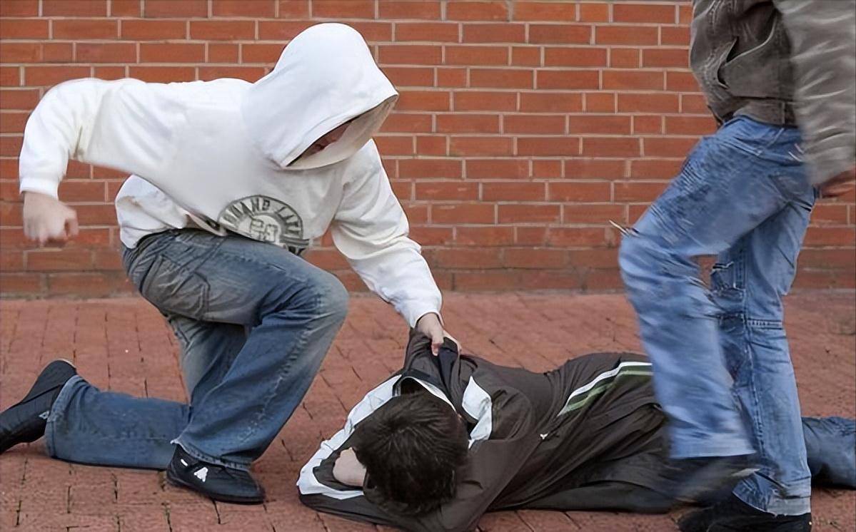 澳洲少年群殴退役军人,施暴者被反杀,现场群众态度令人失望