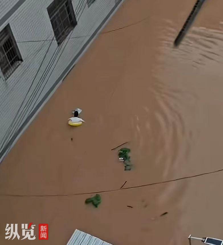 家族回应“一中考生因暴雨带救生圈蹚水赶考”：安全抵达考场