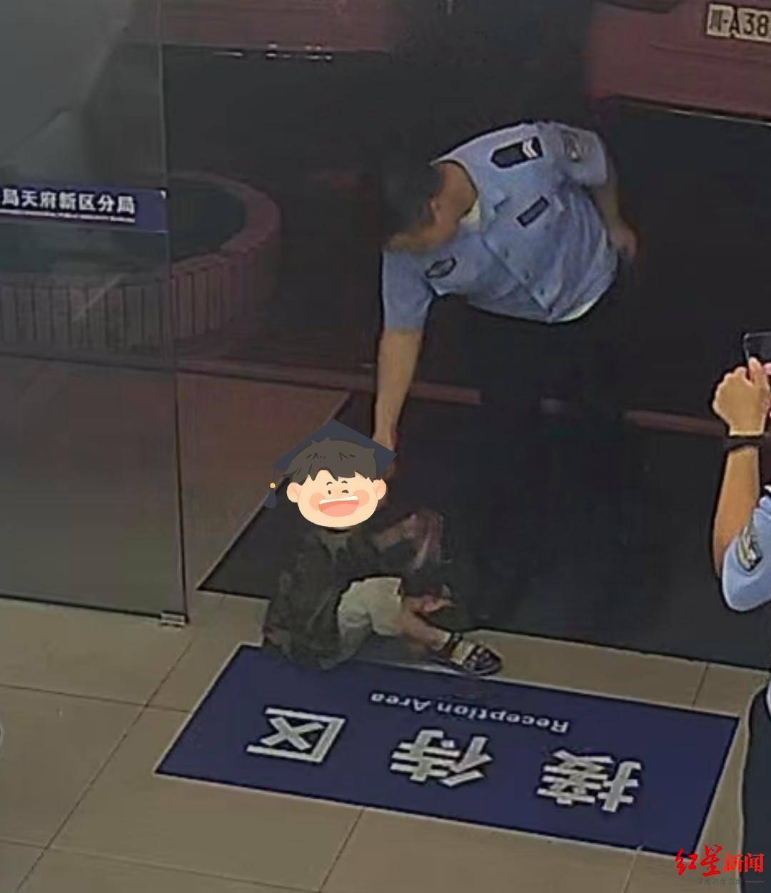 一本大道一卡二卡:00后爸爸出门吃宵夜，3岁娃凌晨独自夜游！警民接力守护