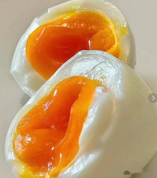 一个软煮的鸡蛋煮了多少？请注意“ 6789”分钟规则，蛋黄流，蛋清柔软而光滑