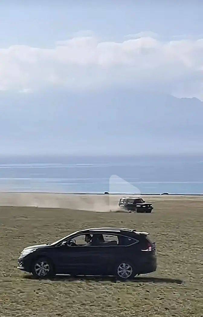 好爽胸大好深好多水:游客在5A级景区驾车碾压草地，还玩漂移！最新回应