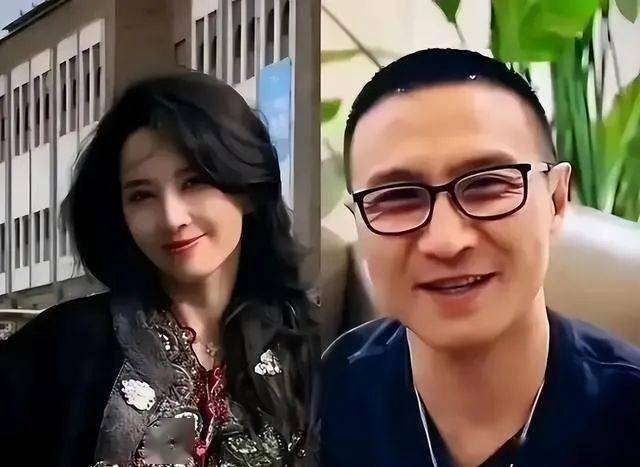 汪峰不忍了！深夜秀恩爱，与森林北新疆团聚，置顶合照，维护宁静