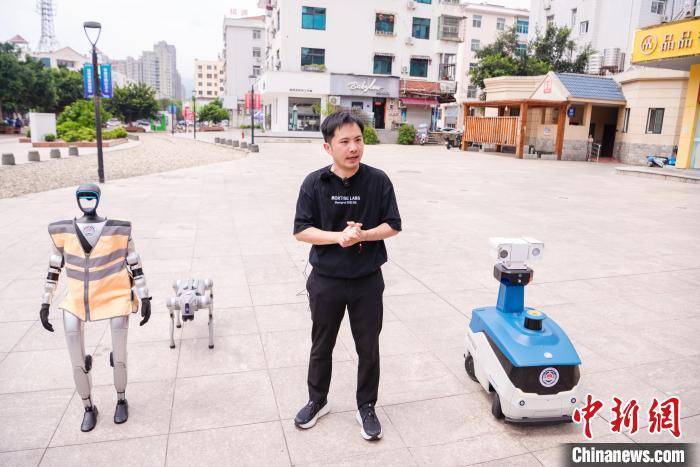 浙江玉环：“机器人军团”赋能城市管理