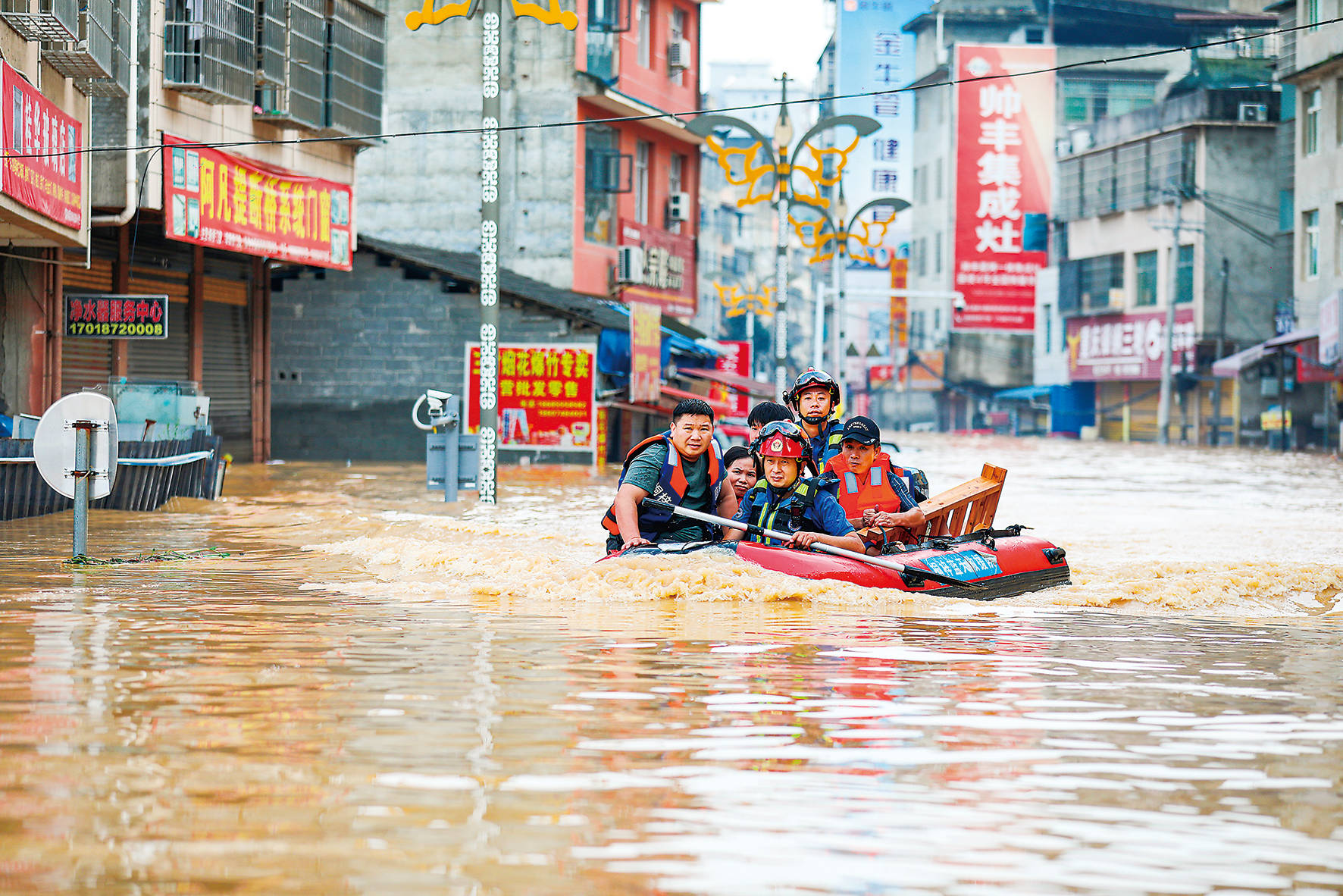 经济日报关注贵州全力应对暴雨守护群众安全