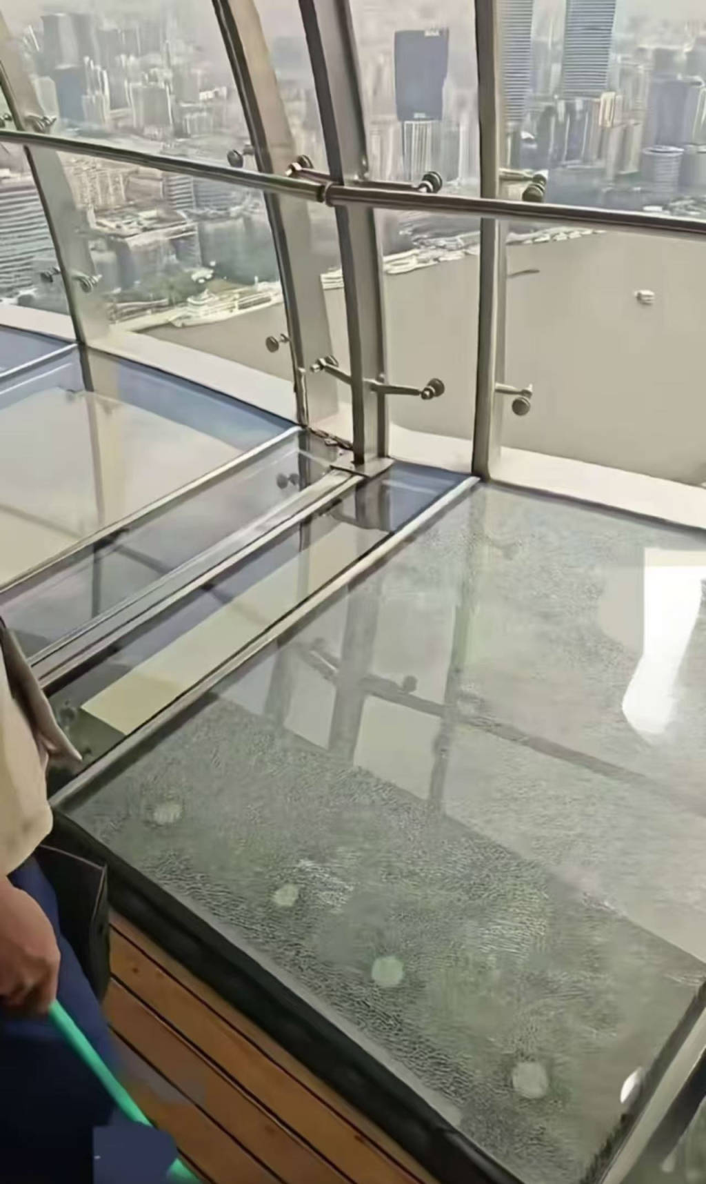 全透明参观廊中层玻璃现裂纹，东方明珠塔
�：内外层玻璃无缺，将定制更新
