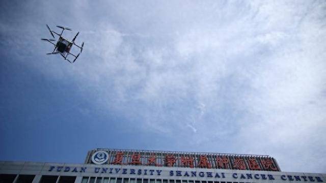 首航试飞！低空物流新突破：应急医疗器械无人机配送在沪完成
