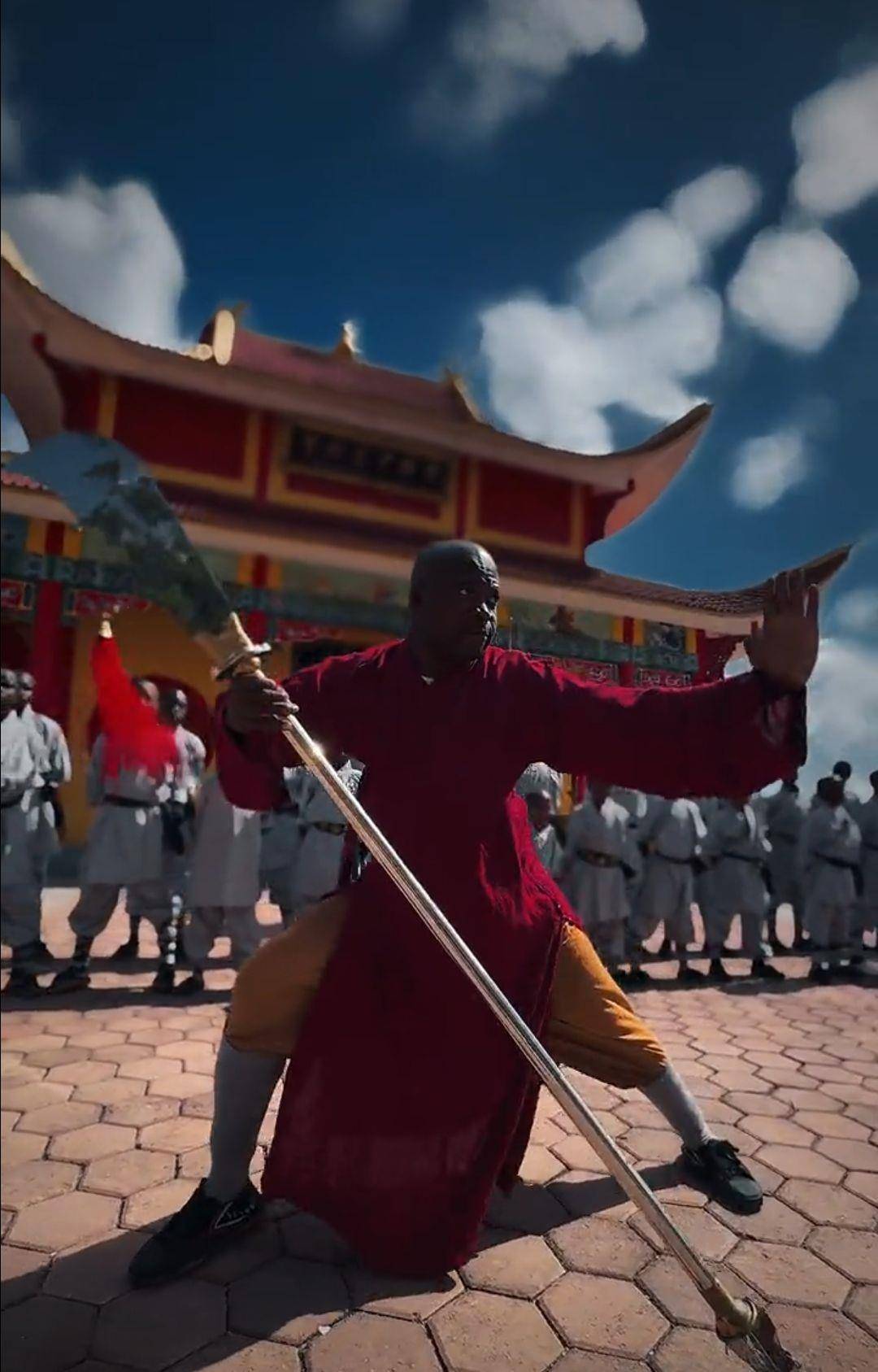 非洲少林寺总教头挥舞青龙偃月刀技惊四座，黑皮肤萌娃连做30个后手翻，少林功夫闪耀赞比亚