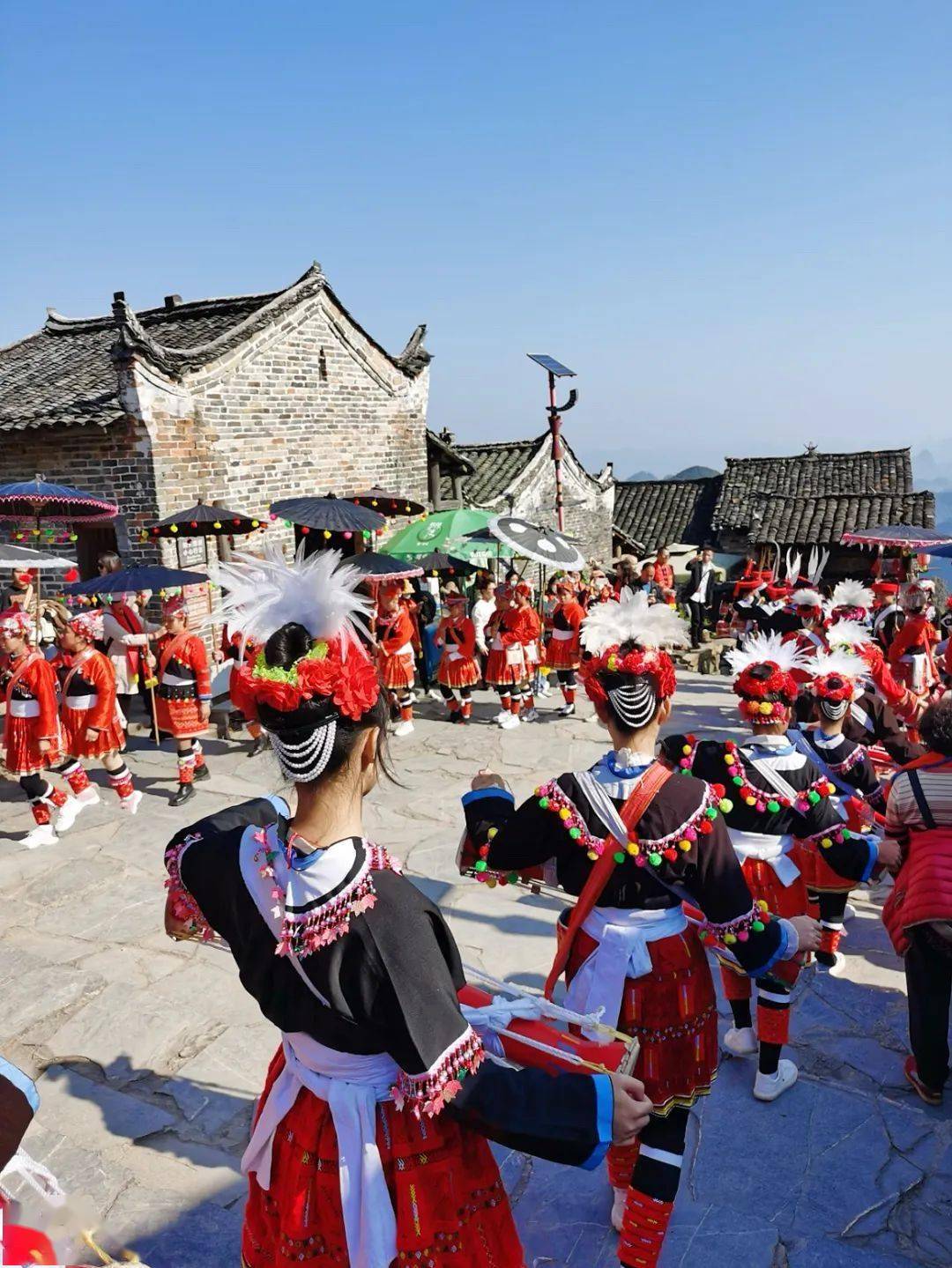 这里是中国最大的瑶族聚居地近400幢明清古建筑依山而建群山环绕中