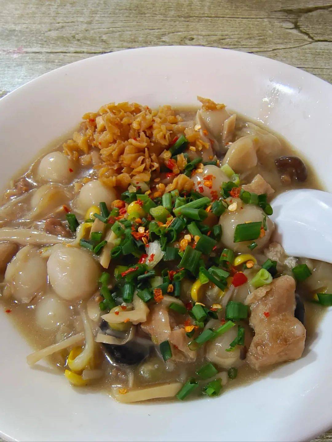 清爽解腻的饭麩粿馅料丰富的灯盏粿热气腾腾的烫粉皮酥肉嫩的上饶鸡腿